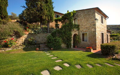 Borgo Falconiera: villa-borgo-del-falcone-sodo-villa-external