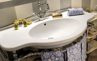 Borgo Falconiera: villa-borgo-del-falcone-sodo-villa-bathroom