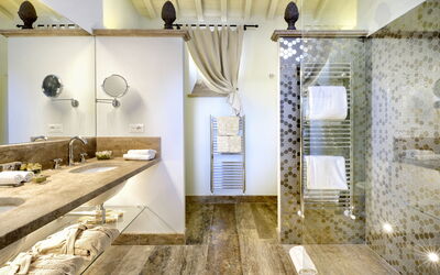 Borgo Falconiera: villa-borgo-del-falcone-sodo-villa-bathroom