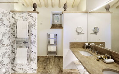 Borgo Falconiera: villa-borgo-del-falcone-sodo-villa-bathroom