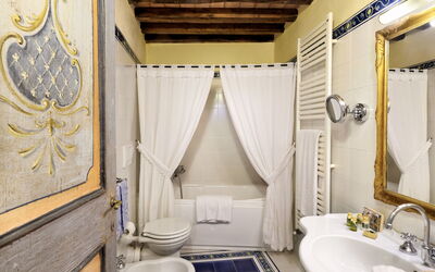 Borgo Falconiera: villa-borgo-del-falcone-sodo-villa-bathroom