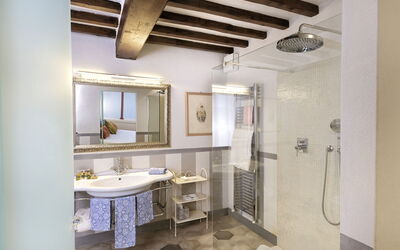 Borgo Falconiera: villa-borgo-del-falcone-sodo-villa-bathroom