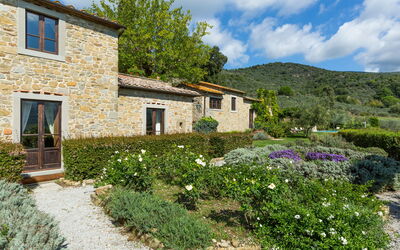 Borgo Falconiera: villa-borgo-del-falcone-sodo-villa-garden