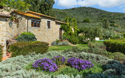 Borgo Falconiera: villa-borgo-del-falcone-sodo-villa-garden