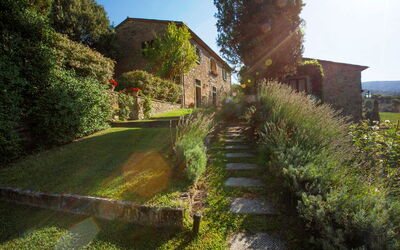Borgo Falconiera: villa-borgo-del-falcone-sodo-villa-garden