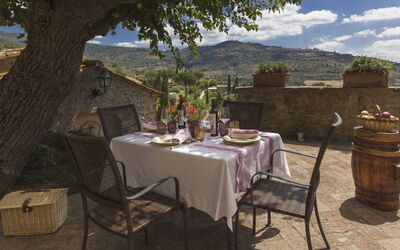 Borgo Falconiera: villa-borgo-del-falcone-sodo-villa-patio